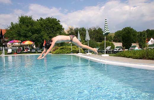 Swimmingpool auf dem Hof von Hotel Hasik